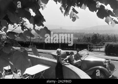 Ein Ausflug zur Weißenhofsiedlung di Stoccarda, Deutschland 1930er Jahre. Un viaggio per la station wagon Weissenhof a Stoccarda in Germania 1930s. Foto Stock