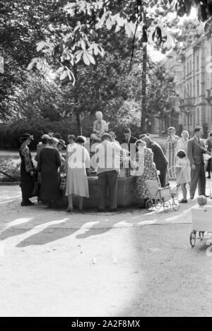 Der Lautenschlägerbrunnen in Cannstatt Stuttgart-Cattivo, Deutschland 1930er Jahre. Il Lautenschlaeger Fontana di Cannstatt Stuttgart-Cattivo, Germania 1930s. Foto Stock
