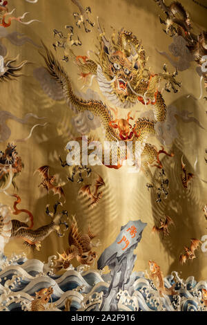 Singapore - Marzo 22, 2019: Dente del Buddha reliquia tempio in Chinatown. Primo piano della parte di reredos dietro Buddha della Medicina mostra campo oro con un piccolo Foto Stock