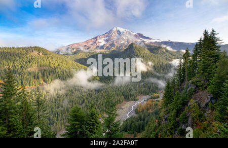 Vista di Mt. Ranieri e il fiume Nisqually dal punto Ricksecker Scenic Lookout autunno comincia a mostrare alcuni colori Foto Stock