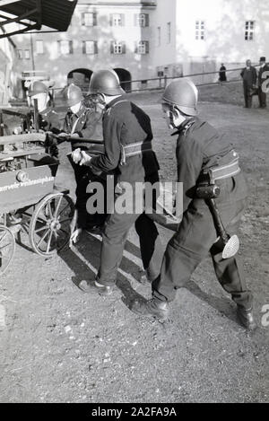 Eine Gruppe von der Kinderfeuerwehr mit dem Löschwagen bei einer Feuerwehrübung, Deutschland 1930er Jahre. Un gruppo di junior i vigili del fuoco si sta preparando la firewagon durante un vigile del fuoco di formazione, Germania 1930s. Foto Stock