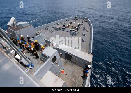 190921-N-NB544-1032 Mar Arabico (sett. 21, 2019) Marinai e Marines uomo un telefono e linea di distanza a bordo il trasporto anfibio dock nave USS John P. Murtha (LPD 26) durante un rifornimento in mare. John P. Murtha è parte del Boxer anfibio gruppo pronto e undicesimo Marine Expeditionary Unit ed è distribuito negli Stati Uniti Quinta Flotta area di operazioni a sostegno di operazioni navali per garantire stabilità marittimo e la sicurezza nella regione centrale di collegamento del Mediterraneo e del Pacifico attraverso l'Oceano Indiano occidentale e tre strategici punti di strozzatura. (U.S. Navy foto di comunicazione di massa Sp Foto Stock