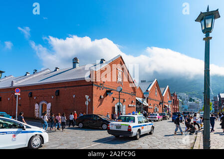 Kanemori Red Brick Warehouse in estate giornata soleggiata. Un popolare complesso commerciale contengono circa 50 ristoranti e negozi per lo shopping e i ristoranti Foto Stock