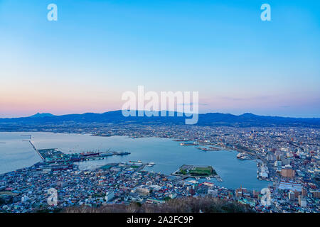 Vista notturna da Mt. Hakodate Observation Deck, l'ampia vista illuminazione fino a sera è spettacolare. Un famoso tre stelle punto panoramico Foto Stock