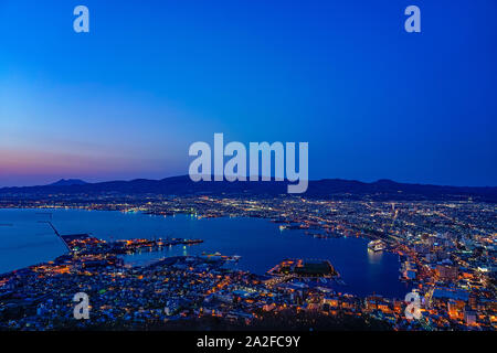 Vista notturna da Mt. Hakodate Observation Deck, l'ampia vista illuminazione fino a sera è spettacolare. Un famoso tre stelle punto panoramico Foto Stock