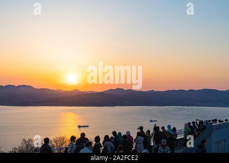 Ora del tramonto in Mt. Hakodate ( Hakodate-yama ) Observation Deck. Il visitatore può godere di una vista della zona urbana e il mare circostante e sulle montagne. Popolare s Foto Stock