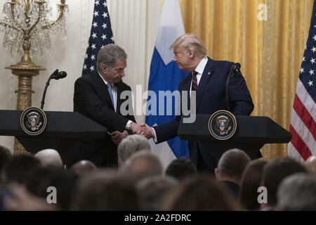 Washington DC, Stati Uniti d'America. 02oct, 2019. Presidente Donald Trump e terminare il presidente SAULI NIINISTÃ- agitare le mani durante una conferenza stampa presso la Casa Bianca, Ottobre 2, 2019. Durante la conferenza, Reuters correspondent Jeff Mason Trump ha chiesto di spiegare esattamente ciò che egli aveva voluto il presidente ucraino Zelensky da fare. Trump ha rifiutato di fornire una risposta diretta. NiinistÃ¶ avvertito Trump, 'Mr. Presidente, voi avete una grande democrazia. Keep it in corso. Credito: ZUMA Press, Inc./Alamy Live News Foto Stock