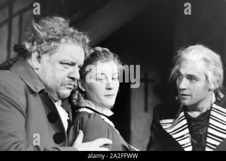 Die deutschen Schauspieler Heinrich George als Stadtmusikant Miller, Gisela Uhlen als seine Tochter Luise und Raimund Schelcher als Ferdinando in Schil Foto Stock