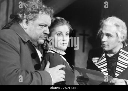 Die deutschen Schauspieler Heinrich George als Stadtmusikant Miller, Gisela Uhlen als seine Tochter Luise und Raimund Schelcher als Ferdinando in Schil Foto Stock