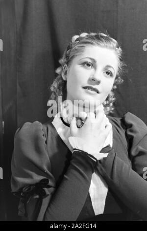 Die deutsche Schauspielerin Gisela Uhlen in ihrer Rolle als Luise in Schillers 'Kabale und Liebe", mit dem Ende 1938 Schiller-Theater das nach dem Umbau durch Paolo Baumgarten wieder eröffnet wurde, Deutschland 1930er Jahre. L'attrice tedesca Gisela Uhlen nel suo ruolo come Luise in Schiller 'Kabale und Liebe" (intrigo e Amore) che ha riaperto la Schiller-Theater entro la fine del 1938, dopo che esso è stato ricostruito da Paolo Baumgarten, Germania 1930s. Foto Stock