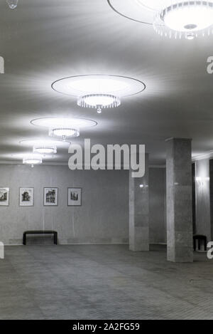 Das Foyer des Schiller-Theaters, das durch den Architekten Paolo Baumgarten umfassend umgebaut und 1938 mit Schillers 'Kabale und Liebe" wieder eröffnet wurde, Berlino, Deutschland 1930er Jahre. Il foyer del Schiller-Theater, che è stata ampiamente ricostruita dall'architetto Paolo Baumgarten ed è stato riaperto con Schiller 'Kabale und Liebe" (intrigo e amore) nel 1938, Berlin, Germania 1930s. Foto Stock