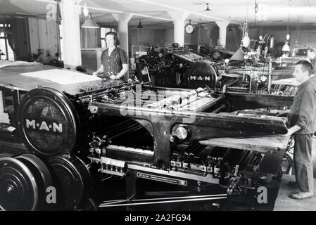 Rotationsdruckmaschinen in den Werken des Maschinenbaukonzerns MAN (Maschinenfabrik Augsburg-Nürnberg), Deutschland 1930er Jahre. Rotative negli impianti di ingegneria meccanica azienda MAN (Maschinenfabrik Augsburg-Nürnberg), Germania 1930s. Foto Stock