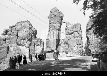 Die Externsteine, eine Felsformation, im Teutoburger Wald, Deutschland 1930er Jahre. Il Externsteine, una formazione di roccia, nella foresta di Teutoburgo, Germania 1930s. Foto Stock