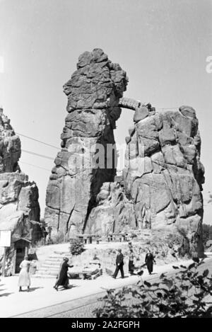 Die Externsteine, eine Felsformation, im Teutoburger Wald, Deutschland 1930er Jahre. Il Externsteine, una formazione di roccia, nella foresta di Teutoburgo, Germania 1930s. Foto Stock