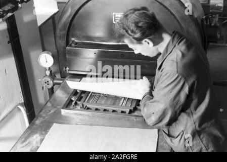 Produktionskontrolle in den uomo Werken, Deutsches Reich 1930er Jahre. Controllo Pruduction nell'uomo piante, Germania 1930s. Foto Stock