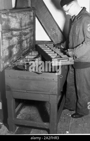 Ein Carilloneur Glockenstuhl im der Parochialkirche in Berlino, Deutschland 1930er Jahre. Un carillonneur nel campanile della Parochialkirche in Berlino, Germania 1930s. Foto Stock