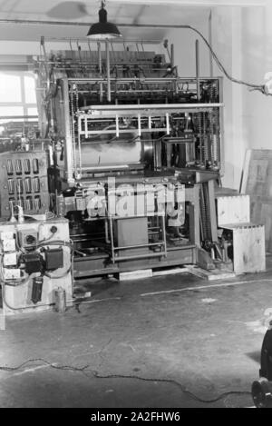 Eine Rotationsdruckmaschine in den Werken des Maschinenbaukonzerns MAN (Maschinenfabrik Augsburg-Nürnberg), Deutschland 1930er Jahre. Un rotative negli impianti di ingegneria meccanica azienda MAN (Maschinenfabrik Augsburg-Nürnberg), Germania 1930s. Foto Stock