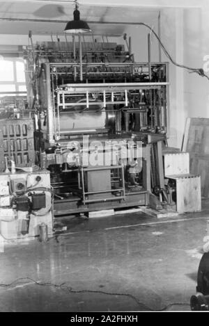 Eine Rotationsdruckmaschine in den Werken des Maschinenbaukonzerns MAN (Maschinenfabrik Augsburg-Nürnberg), Deutschland 1930er Jahre. Un rotative negli impianti di ingegneria meccanica azienda MAN (Maschinenfabrik Augsburg-Nürnberg), Germania 1930s. Foto Stock