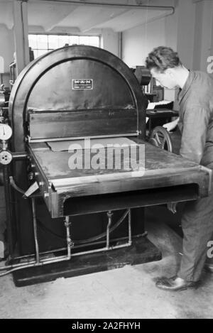 Produktionskontrolle in den uomo Werken, Deutsches Reich 1930er Jahre. Il controllo di produzione nell'uomo piante, Germania 1930s. Foto Stock