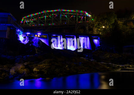 Serata foto dell'illuminato Bracebridge cadute di Muskoka, Ontario, Canada. Foto Stock