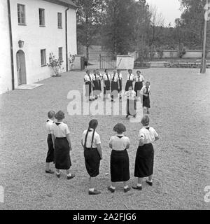 Il BdM Mädchen bei einer Pausa in der Haushaltungsschule Greifenberg, Deutschland 1930er Jahre. Il BdM ragazze avente una rottura a livello interno la scienza scuola a Greifenberg, Germania 1930s. Foto Stock