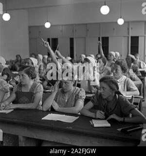 Il BdM Mädchen beim Unterricht in der Haushaltungsschule Greifenberg, Deutschland 1930er Jahre. Il BdM ragazze in formazione la lezione a livello interno la scienza scuola a Greifenberg, Germania 1930s. Foto Stock