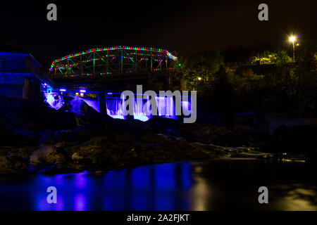 Serata foto dell'illuminato Bracebridge cadute di Muskoka, Ontario, Canada. Foto Stock