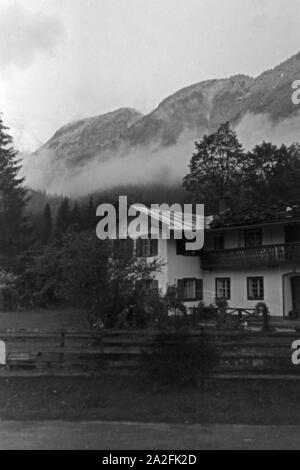 Haus an der Deutschen Alpenstraße in den Bayerischen Alpen, Deutschland 1930er Jahre. Casa vicino al Deutsche Alpenstrasse strada di montagna in Baviera, Germania 1930s. Foto Stock