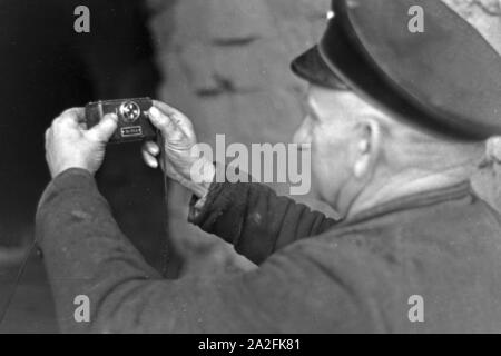 Ein Mitarbeiter im Rüdersdorf Kalksandsteinwerk bereitet eine Sprengung vor, Deutschland 1930er Jahre. Un membro del personale di un mattone con sabbia/calce azienda preparare una sabbiatura, Germania 1930s. Foto Stock