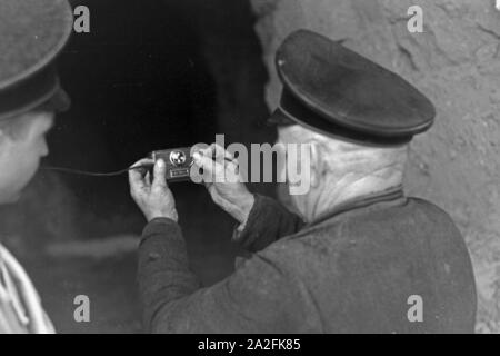 Ein Mitarbeiter im Rüdersdorf Kalksandsteinwerk bereitet eine Sprengung vor, Deutschland 1930er Jahre. Un membro del personale di un mattone con sabbia/calce azienda preparare una sabbiatura, Germania 1930s. Foto Stock
