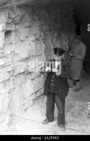 Mitarbeiter im Rüdersdorf Kalksandsteinwerk bereitet eine Sprengung vor, Deutschland 1930er Jahre. I membri del personale di un mattone con sabbia/calce azienda preparare una sabbiatura, Germania 1930s. Foto Stock