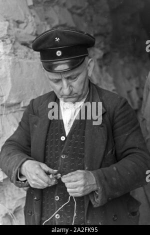 Ein Mitarbeiter im Rüdersdorf Kalksandsteinwerk bereitet eine Sprengung vor, Deutschland 1930er Jahre. Un membro del personale di un mattone con sabbia/calce azienda preparare una sabbiatura, Germania 1930s. Foto Stock