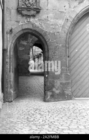 Torbogen in einer Kleinstadt in Franken, Deutschland 1930er Jahre. Archi in una città in Franconia, Germania 1930s. Foto Stock