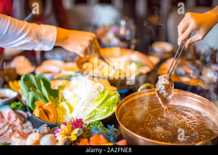 Fette di carne di manzo in hot pot zuppa per Shabushabu Foto Stock