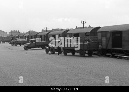 Abholung der Erdbeerernte durch den Fruchthandel a Berlino, Deutschland 1930er Jahre. Le fragole sono presi dal venditore vegetali presso la stazione di Berlin, Germania 1930s. Foto Stock