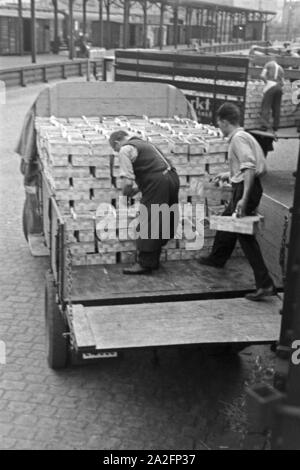 Abholung der Erdbeerernte durch den Fruchthandel a Berlino, Deutschland 1930er Jahre. Le fragole sono presi dal venditore vegetali presso la stazione di Berlin, Germania 1930s. Foto Stock