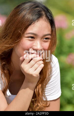 Giovane femmina Filipina di prendere una decisione Foto Stock