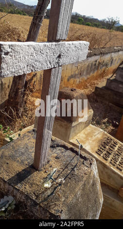 Dettagli di tombe in un antico cimitero situato all' interno del Piauí, un stato brasiliano e davvero la siccità e la regione povera. Croce di legno Foto Stock