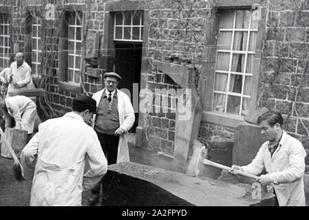 Auszubildende einer Steinmetzschule bei einer Übung, Deutsches Reich 1937. I partecipanti di un cesellatore scuola ad un tutorial, Germania 1937. Foto Stock