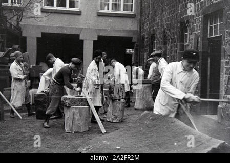 Auszubildende einer Steinmetzschule bei einer Übung, Deutsches Reich 1937. I partecipanti di un cesellatore scuola ad un tutorial, Germania 1937. Foto Stock