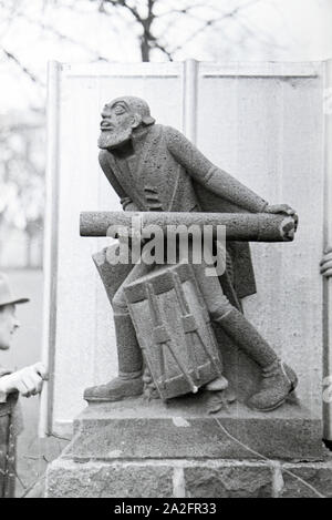 Skulptur einer Steinmetzschule a Mayen, Deutsches Reich 1937. La scultura di un cesellatore school di Mayen Germania 1937. Foto Stock