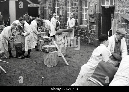 Auszubildende einer Steinmetzschule bei einer Übung, Deutsches Reich 1937. I partecipanti di un cesellatore scuola ad un tutorial, Germania 1937. Foto Stock