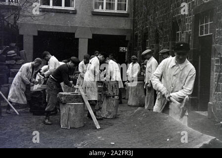 Auszubildende einer Steinmetzschule bei einer Übung, Deutsches Reich 1937. I partecipanti di un cesellatore scuola ad un tutorial, Germania 1937. Foto Stock