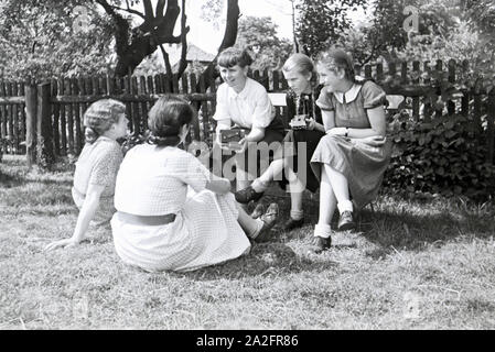 Schülerinnen des Kolonial Schülerheims Harzburg während einer Pausa, Deutsches Reich 1937. Gli studenti del coloniale scuola residenziale Harzburg avente una pausa; Germania 1937. Foto Stock