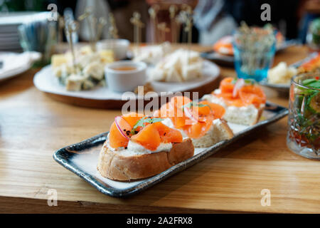 Salmone affumicato, radicchio e formaggio cremoso su pane, set di bruschette, evento di catering Foto Stock