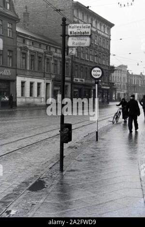 Eine Haltestelle der Strassenbahn Richtung Ratibor, a Breslavia, Niederschlesien; Deutsches Reich 1930er Jahre. Una stazione del tram in direzione di Racibórz, a Breslavia, Bassa Slesia; Germania 1930s. Foto Stock