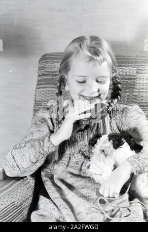 Ein Mädchen isst Liegnitzer Bomben, Deutsches Reich 1930er Jahre. Una ragazza di mangiare Liegnitzer Bomben, Germania 1930s. Foto Stock