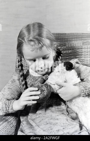 Ein Mädchen isst Liegnitzer Bomben, Deutsches Reich 1930er Jahre. Una ragazza di mangiare Liegnitzer Bomben, Germania 1930s. Foto Stock