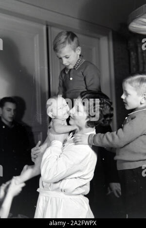 Mitglieder einer kinderreichen Familie mit dem Neugeborenen, Deutsches Reich 1930er Jahre. I membri di una famiglia estesa con il neonato, Germania 1930s. Foto Stock