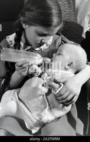 Mitglied einer kinderreichen Familie mit dem Neugeborenen, Deutsches Reich 1930er Jahre. Membro della famiglia estesa con il neonato, Germania 1930s. Foto Stock